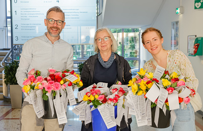 Beim Verteilen der Rosen: Bernhard Schwarzenegger – Geschäftsführer Fonds für Arbeit und Bildung der Diözese Graz-Seckau, Heike Hillebrand – Arbeitsberatung, Maria Wilbrink – Sonntagsblatt