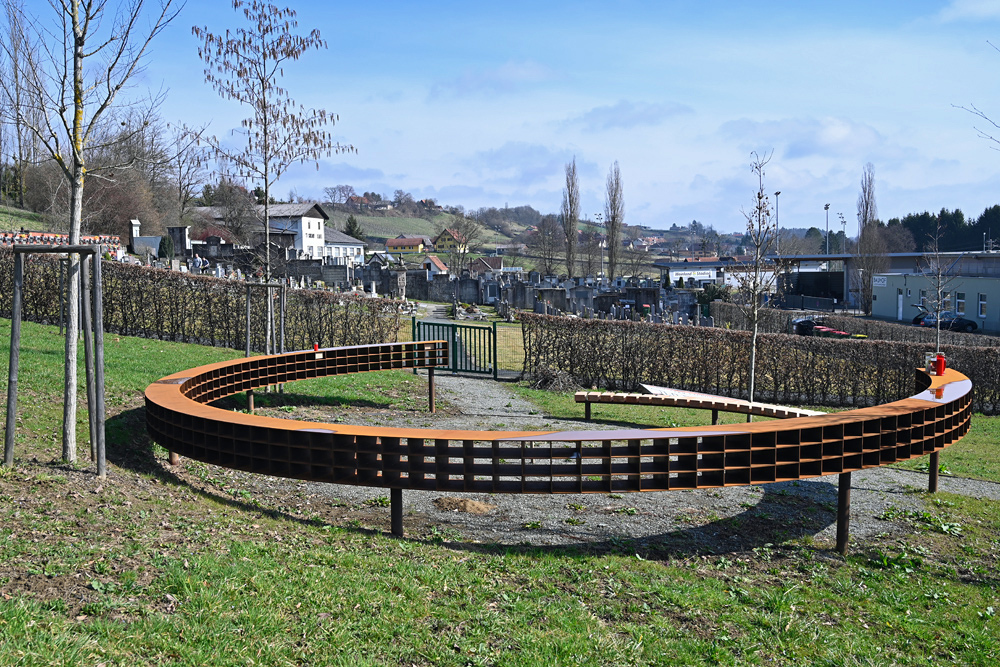 'Platz der Erinnerungen' - Baumbestattung / Robert Glück