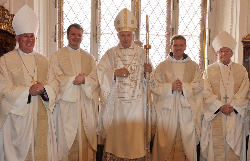 Weihbischof Dr. Franz Lackner, Mag. Mario Offenbacher, Diözesanbischof Dr. Egon Kapellari, P. Augustinus Gejdos und Bischof Dr. h.c. Johann Weber / Foto: Christian Brunnthaler