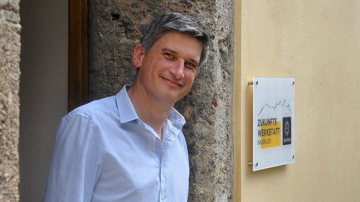 Innsbruck, Österreich, 2023: Pater Felix Schaich SJ vor der Zukunftswerkstatt in Innsbruck. 