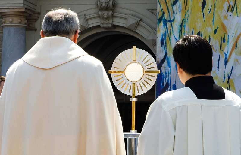 SONNTAGSBLATT, Gerd Neuhold Die Monstranz (von lat. monstrare „zeigen“) mit der konsekrierten Hostie ist zentral für das Fronleichnamsfest.