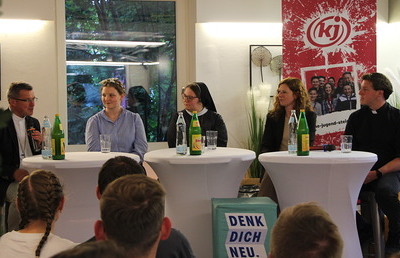 Am Podium: Weihbischof Johannes Freitag, Religionswissenschafterin Dr. Nicole Bauer, Schwester Ida Vorel, Jugendseelsorger Lukas Weissensteiner , Kerstin Klaminger.